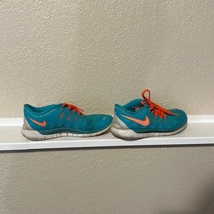 Nike tennis shoes! Size 7